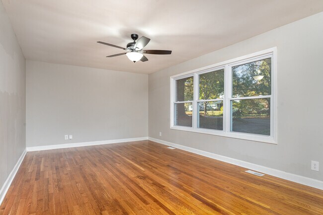 Building Photo - 2860 Lansdowne Drive