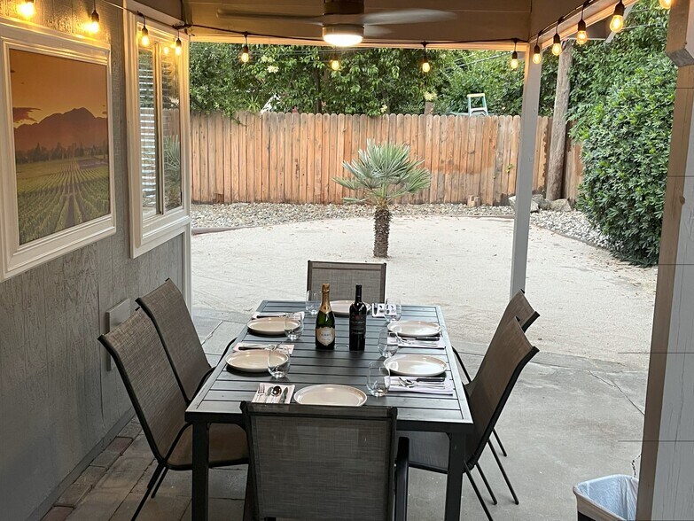 Outdoor dining area - 154 Baxter Ave