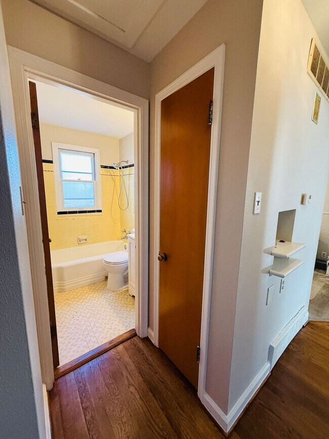 Building Photo - Spacious 3 bedroom home for Rent in Bellefontaine Neighbors