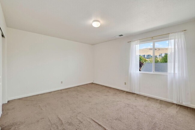 Building Photo - 5 Bedroom Home Close to UNR!