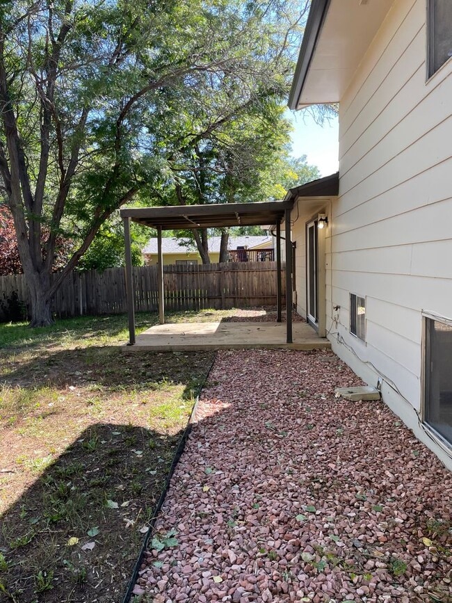 Building Photo - STUDENTS WELCOME! 3 Bed 1.5 Bath Home in great location West Ft Collins w/ Garage and Fenced Yard
