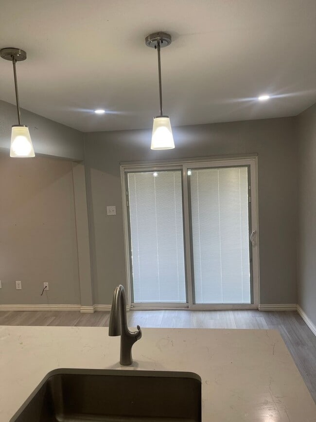 Building Photo - 5826 Sandhurst Ln