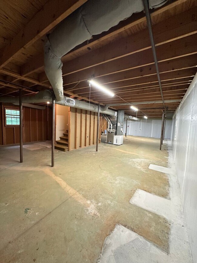 Building Photo - Available now,  3/2 with large unfinished basement, in University Heights