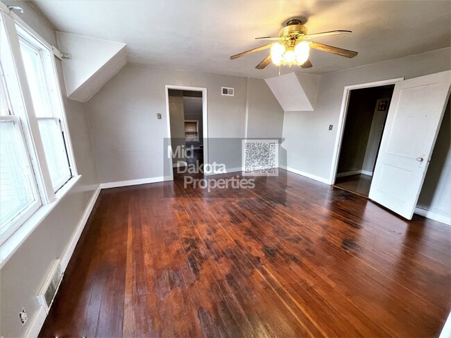 Building Photo - 1000 W 3rd- 5 bedroom, 2 bathroom, Attache...