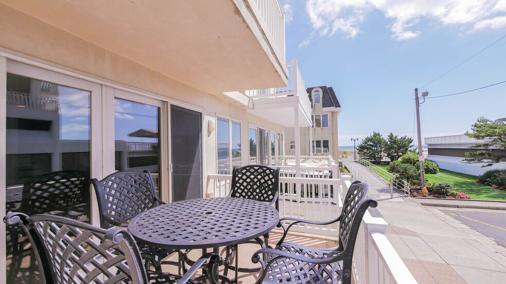 Building Photo - 137 S Berkley Sq