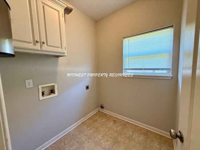 Building Photo - Beautiful 3 Bed, 2 Bath Ranch Home with Fireplace & Fenced Yard in Grandview!