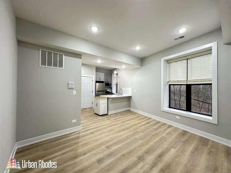 Building Photo - 445 W Belden Ave