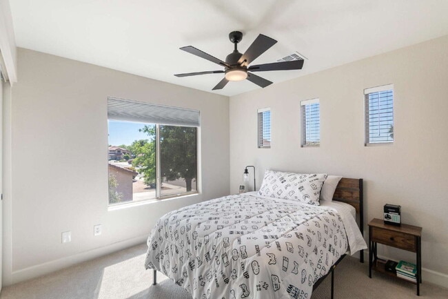 Building Photo - 4 bed 3 bath Single Family Home with Pool ...