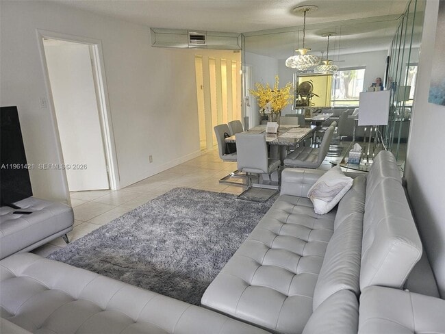 Building Photo - 8020 N Colony Cir