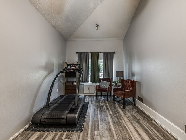 Building Photo - Super Sweet Home - All Appliances Included! 5 Minutes from Lake Hefner