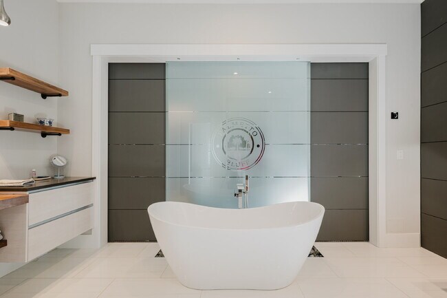 Building Photo - Stunning Custom Home in Palmetto Bluff