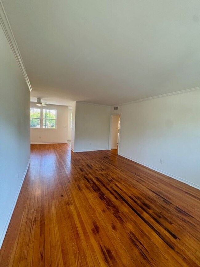 Building Photo - Fully Renovated Three Bedrooms Condo in South Windermere