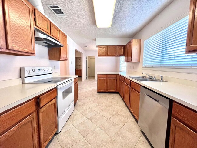 Building Photo - Beautiful 3-Bedroom Home with Bonus Guest Suite in Lewisville!