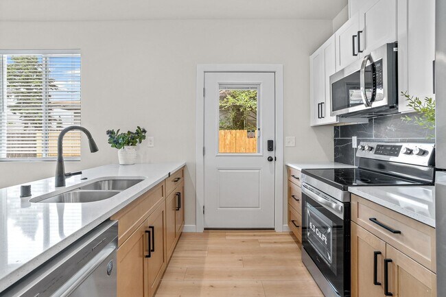 Building Photo - $2,500 - 3 Bed / 2 Bath Brand New Construc...