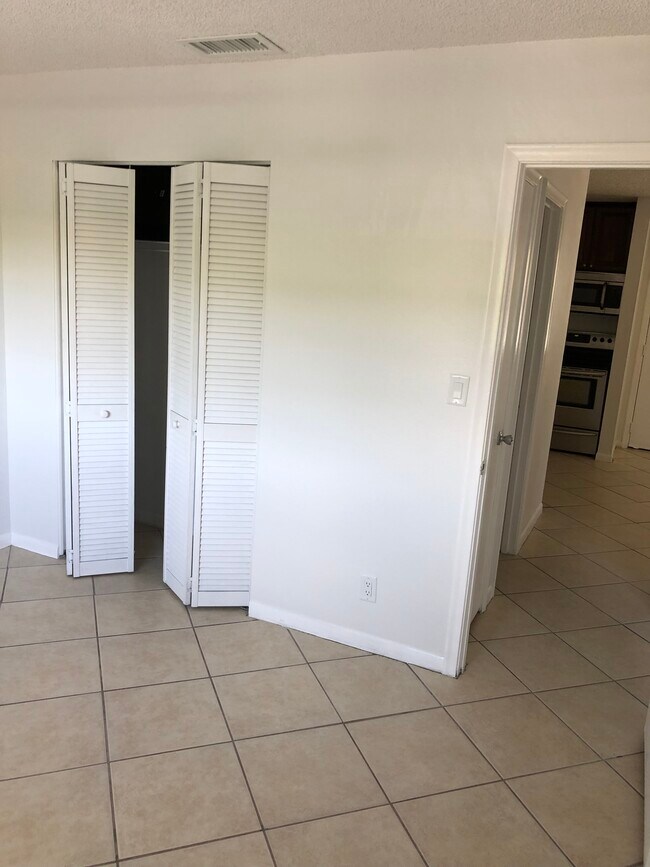 Building Photo - 5192 NE 6th Ave