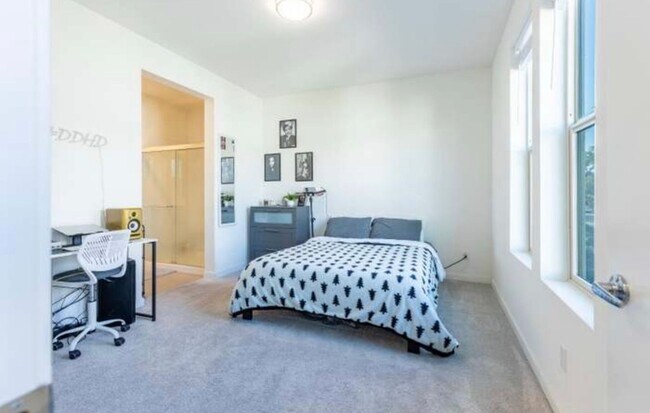Building Photo - First Month Rent: FREE (with approved lease terms)