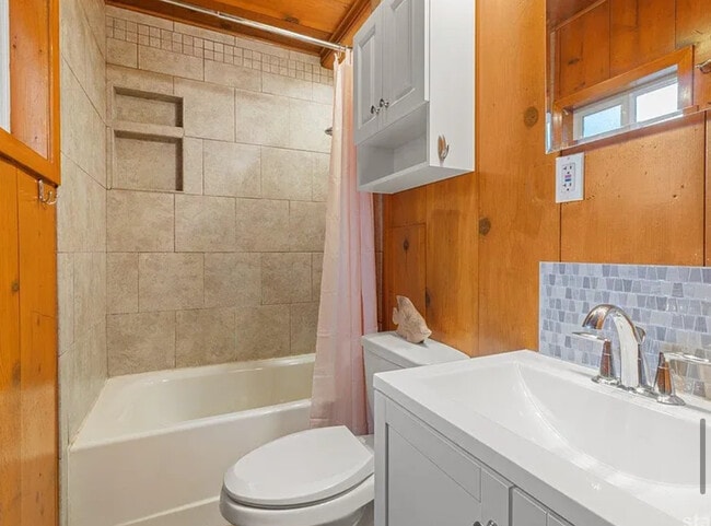 Building Photo - FOR RENT