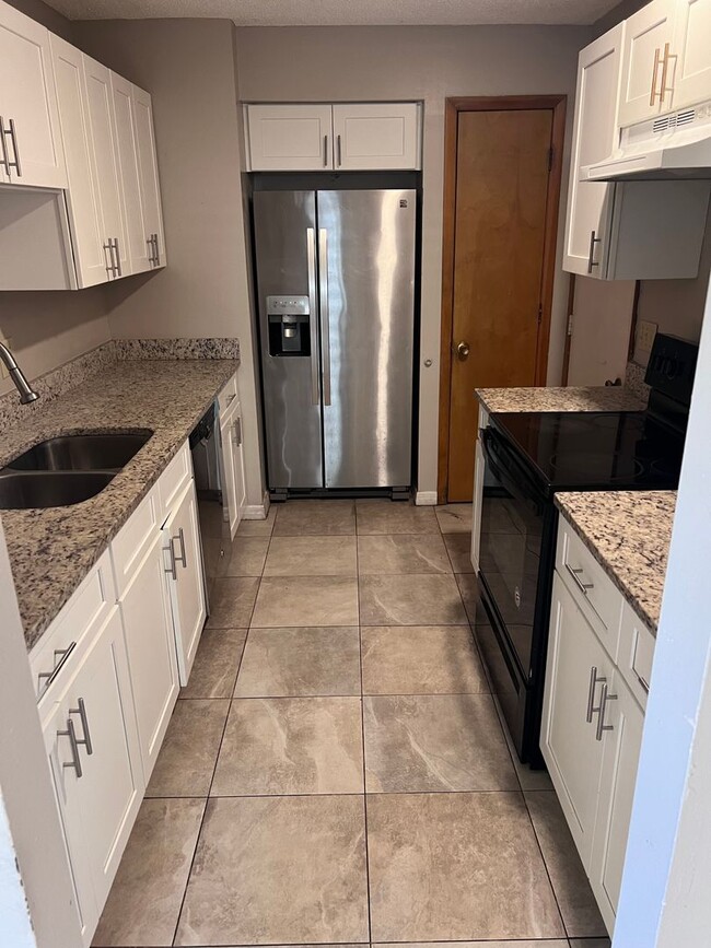 Building Photo - 2 Story Condo. Lovely 2 bed/1.5 bath condo