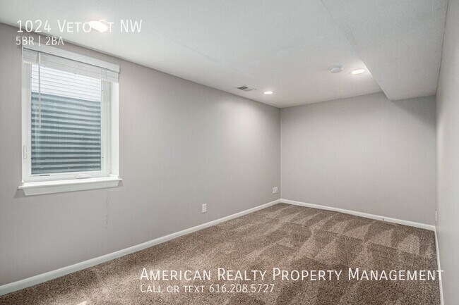 Building Photo - 1024 Veto St NW