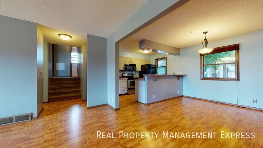 Building Photo - 3 Bed 2 Bath Duplex w/ Attached Garage