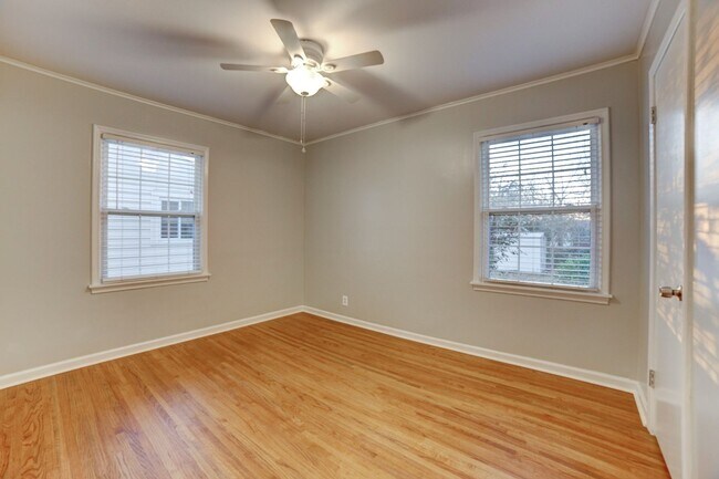 Building Photo - 3 Bed | 1 Bath  | Midtown Tulsa | Early Au...