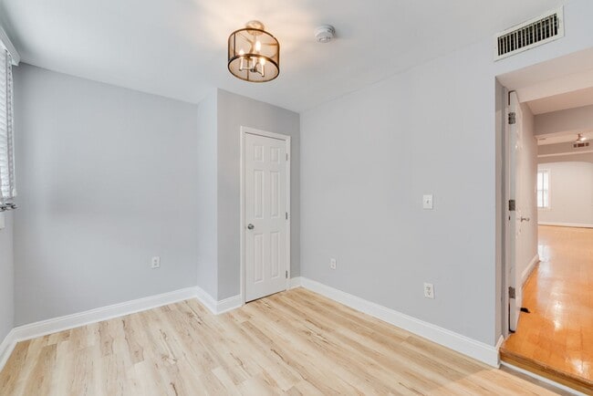 Building Photo - Updated Brentwood 2BR/1BA Condo with Bright, Open Living