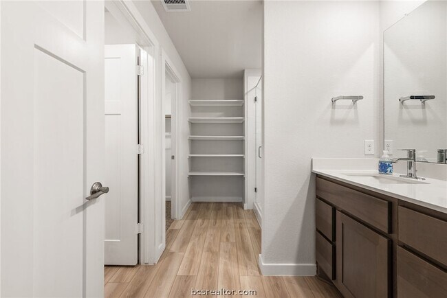 Building Photo - 918 Kickapoo Ln