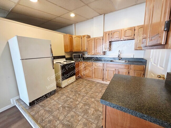 Building Photo - 323 Hughes St