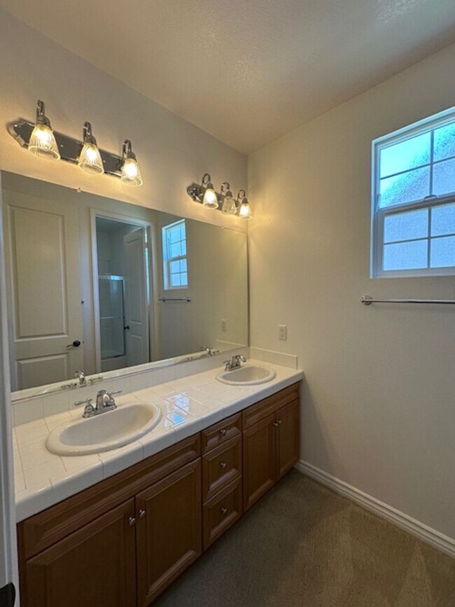 Building Photo - Stunning Executive home with loads of cust...