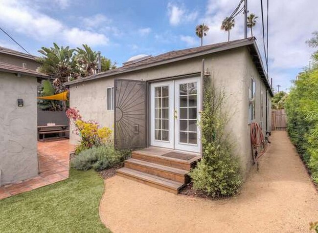 Building Photo - Beautifully Remodeled Home in Fantastic Westside Village/Palms location