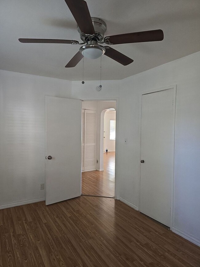 Building Photo - 2 bedroom for rent near Kenwood/St. Pete!