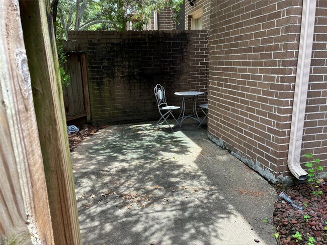 Building Photo - 13784 Hollowgreen Dr