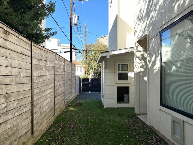 Building Photo - 707 W Clay St