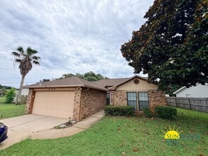 Building Photo - Charming 3BR Home in Mary Esther Near Hurlburt Field!