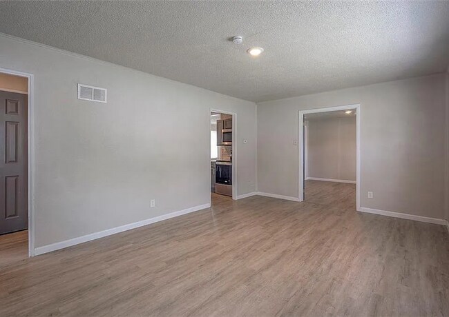 Building Photo - Updated 3 Bedroom Ranch