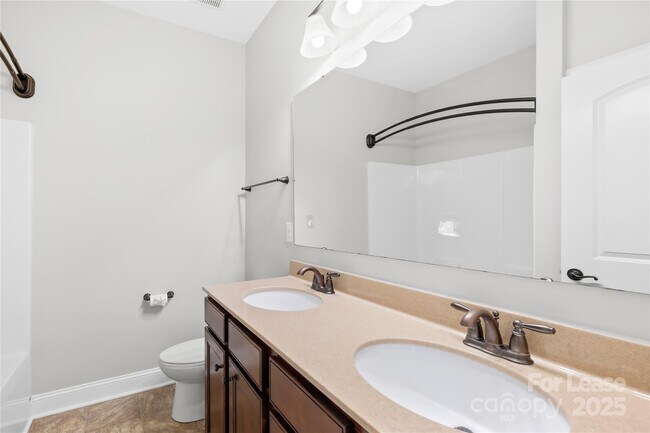 Building Photo - 2136 Laurens Dr