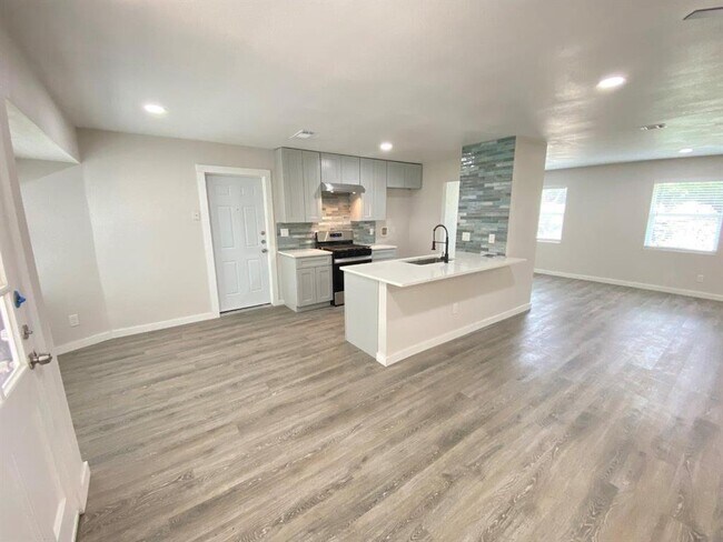 Building Photo - 9605 Newfoundland Cir
