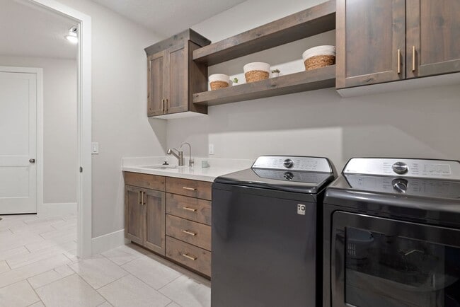 Building Photo - Elegant Residence on an Arce Lot
