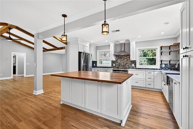 Building Photo - 1319 Chalmette Dr NE