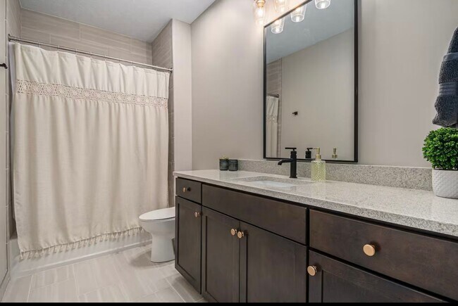 Building Photo - Fully Furnished 2 Master Suites | Luxe Tow...