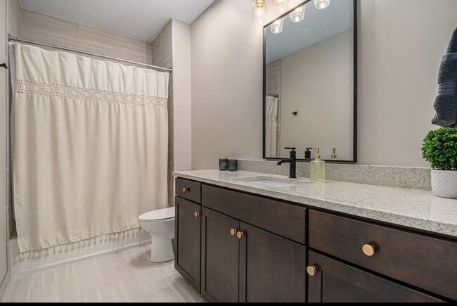 Building Photo - Fully Furnished 2 Master Suites | Luxe Townhome Near UNMC