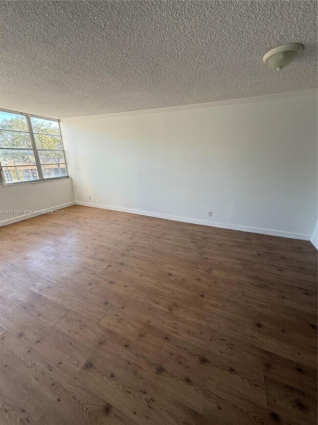 Building Photo - 2025 NE 164th St