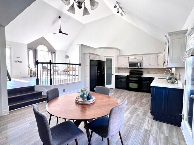 Building Photo - COMING SOON!! HUGE Northland 4 Bed 2.5 Bat...