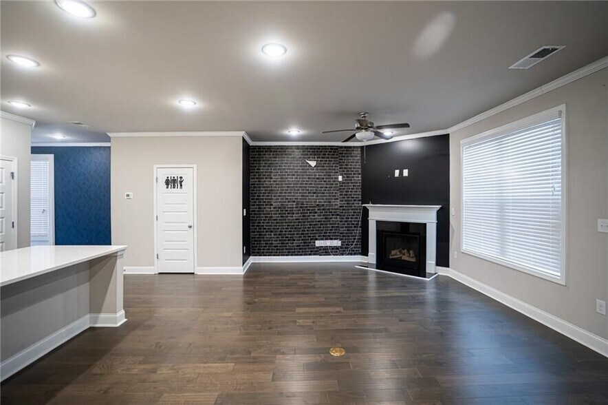 Building Photo - 2215 Manor Pointe Dr