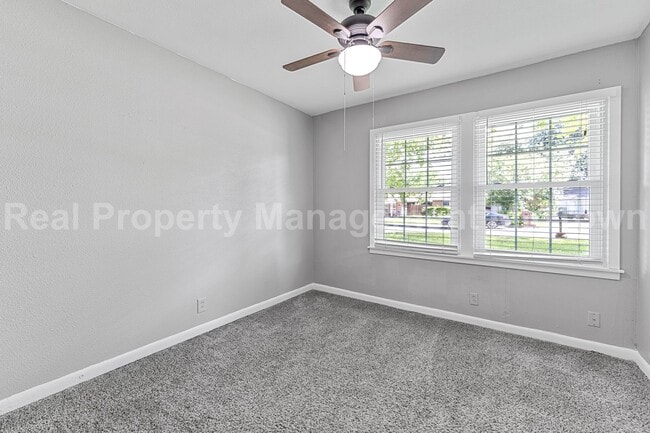Building Photo - Charming Home in Established Community