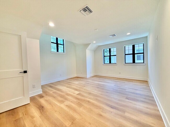 Building Photo - Brand New Custom 5/3.5 Home Steps from Downtown Winter Garden!