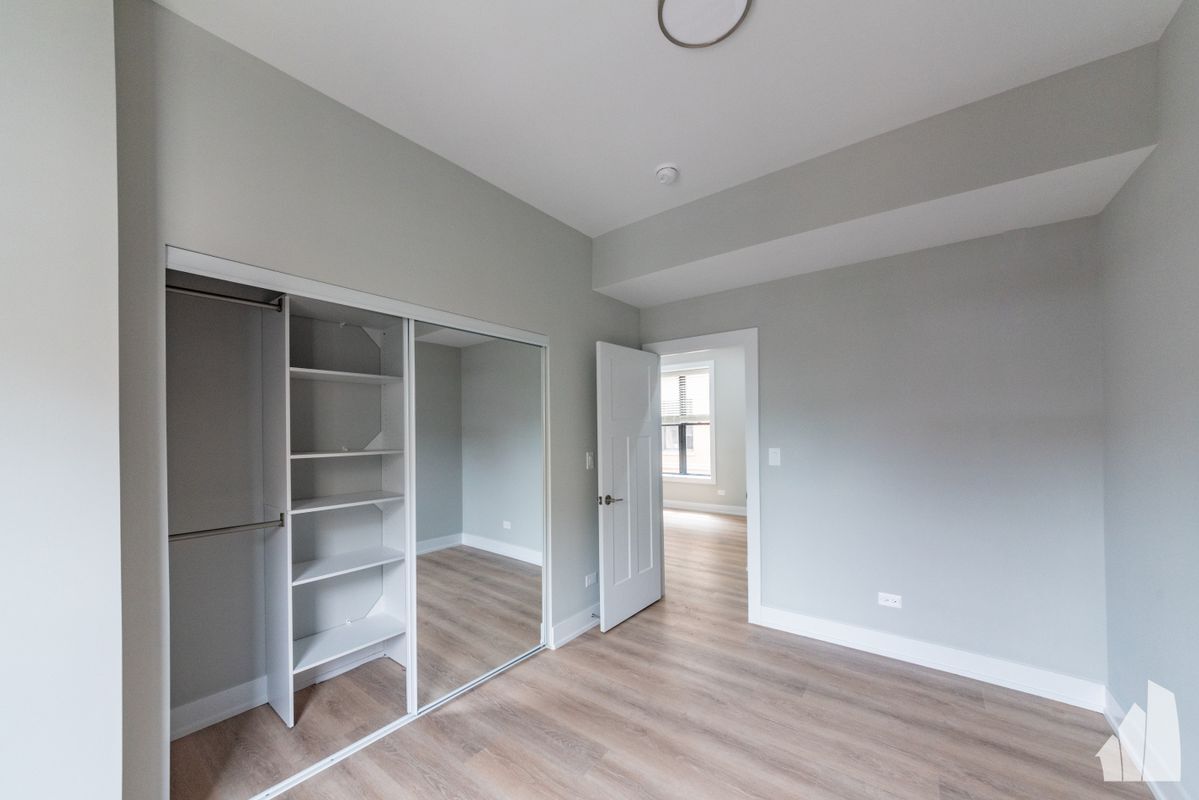 Building Photo - 428 W Belden Ave