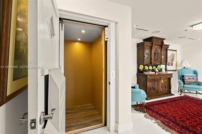 Building Photo - 1000 Venetian Way