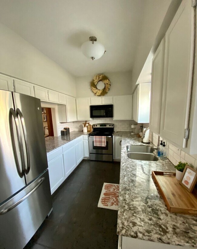 Building Photo - Townhome close to everything on Bayou Trace off Jackson St