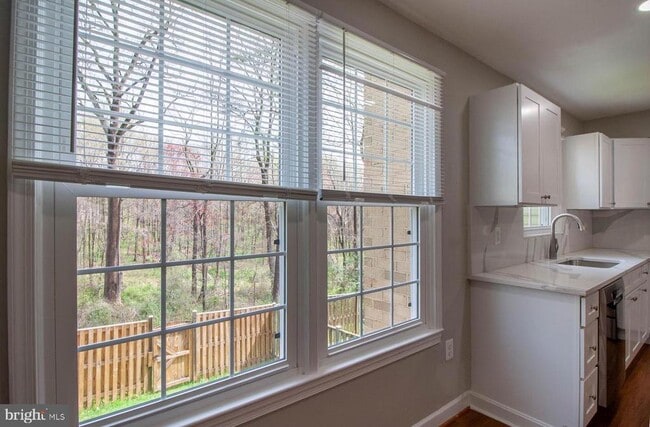 Building Photo - 9709 Lakepointe Dr